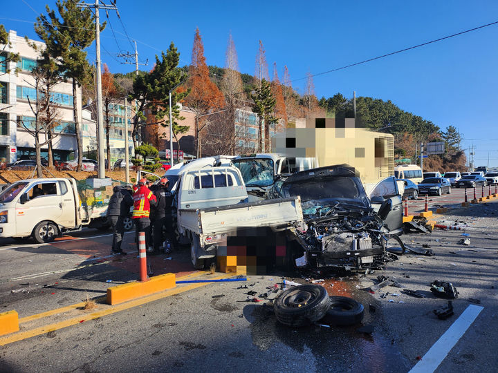 [창원=뉴시스] 강경국 기자 = 18일 오전 경남 창원시 의창구 소답동의 한 도로에서 5중 추돌사고가 발생해 119구조대가 구조활동을 펼치고 있다. (사진=창원소방본부 제공). 2025.12.18. photo@newsis.com *재판매 및 DB 금지