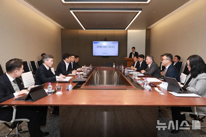 [서울=뉴시스]NH농협금융은 17일, 서울 여의도 소재 NH투자증권 본사에서 「국민성장펀드 추진회의」를 개최했다. 황종연 부사장(왼쪽 줄 왼쪽에서 세 번째)이 국민성장펀드 추진회의를 주재하고 있다. (사진=농협금융 제공). 2025.12.18. photo@newsis.com 