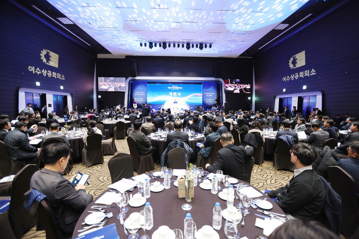 [여수=뉴시스] 여수시 소노캄호텔 그랜드볼룸에서 지역 경제인 등 250여명이 참석한 가운데 '제2회 경제인을 날' 행사가 열리고 있다. (사진=여수상의 제공) 2025.12.18. photo@newsis.com *재판매 및 DB 금지