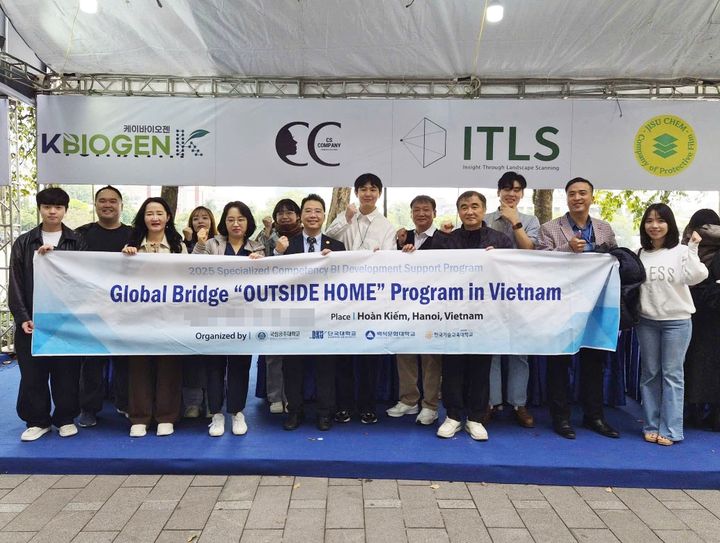 [공주=뉴시스] 'TECHFEST Vietnam' 참가자들 기념촬영. (사진=국립공주대 제공) 2025.12.18. photo@newsis.com *재판매 및 DB 금지