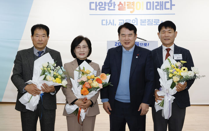 [광주=뉴시스] 이정선 광주시교육감(왼쪽 세번째)이 18일 교육청 대회의실에서 제39회 광주교육상 시상식을 마친 후 박봉기 전 교사(왼쪽부터), 채경숙 전 원장, 양주승 전 관장 등과 기념사진을 촬영하고 있다. (사진=시교육청 제공) 2025.12.18. photo@newsis.com *재판매 및 DB 금지