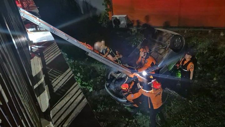 [태안=뉴시스] 지난 8월27일 오전 충남 태안군 태안읍 동무리 한 도로에서 발생한 승용차 추락사고 현장에서 태안소방서 구조대원들이 사다리를 이용해 부상을 입은 운전자를 구조하고 있다. (사진=태안소방서 제공) 2025.12.18. photo@newsis.com *재판매 및 DB 금지