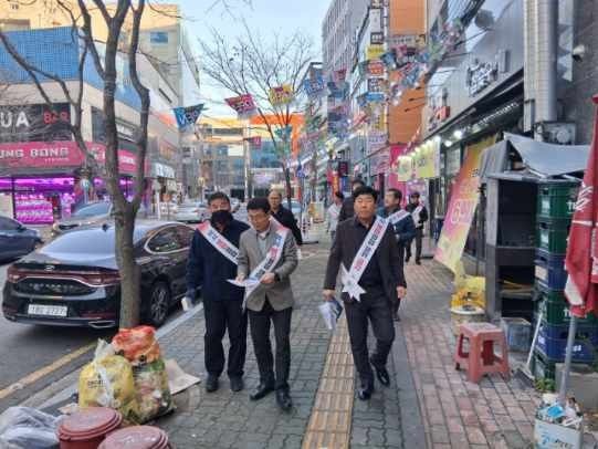 [양산=뉴시스] 영업용 택시 사업구역 위반 금지 캠페인을 하고 있다. (사진=양산시 제공) 2025.12.18. photo@newsis.com *재판매 및 DB 금지