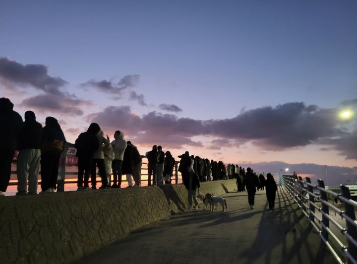 [속초=뉴시스] 속초해경이 지난해 해맞이 안전관리에 나서고 있는 모습.(사진=속초해경 제공)photo@newsis.com *재판매 및 DB 금지