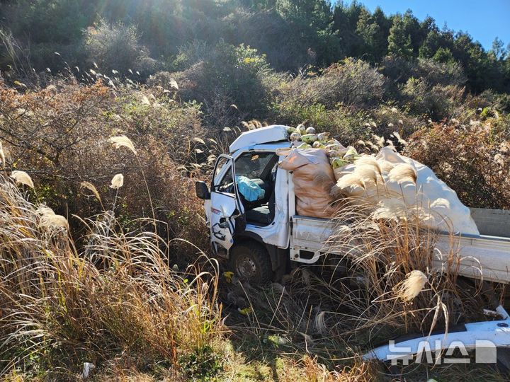 [제주=뉴시스] 18일 오후 제주 서귀포시 표선면 백약이오름 인근 도로에서 1t 트럭과 택시가 충돌하는 사고가 발생해 소방당국과 경찰이 수습에 나서고 있다. (사진=제주소방안전본부 제공) 2025.12.18. photo@newsis.com