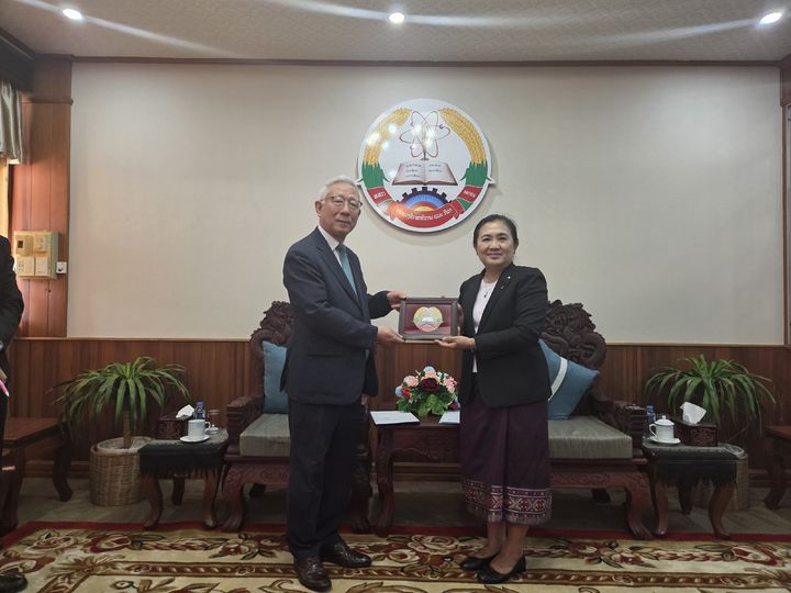 [홍성=뉴시스] 충남교육청 관계자가 라오스 교육체육부를 방문, 교류 협력 20주년 기념 훈장을 받고 있다. *재판매 및 DB 금지