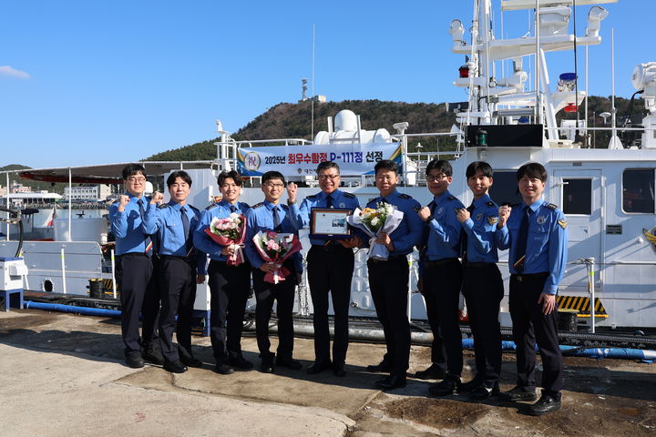 [태안=뉴시스] 중부해양경찰청 '2025년 함정·파출소 종합평가’에서 18일 최우수 함정으로 선정된 태안해경 P-111정 앞에서 김대원(왼쪽 6번째)정장 및 정장원 등이 기념 사진을 찍고 있다. (사진=태안해양경찰서 제공) 2025.12.18. photo@newsis.com *재판매 및 DB 금지