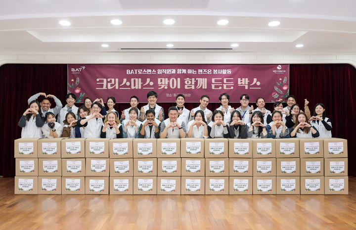 [지난 9일 서울 중구구민회관에서 열린 ‘크리스마스 든든박스’ 핸즈온 봉사활동에서 BAT로스만스 임직원들이 한부모가정과 독거노인의 겨울나기를 돕기 위해 준비한 생필품·식료품 박스 제작을 마치고 기념 촬영을 하고 있다. /제공=BAT로스만스] *재판매 및 DB 금지