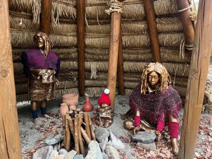 [대구=뉴시스] 대구 달서구는 겨울철 도심 속에 따뜻한 온기를 전하기 위해 '선사시대로 테마거리' 미니어처 조형물에 털옷을 입히는 이색적인 겨울맞이 연출을 선보이고 있다. (사진=대구 달서구 제공) 2025.12.18. photo@newsis.com *재판매 및 DB 금지