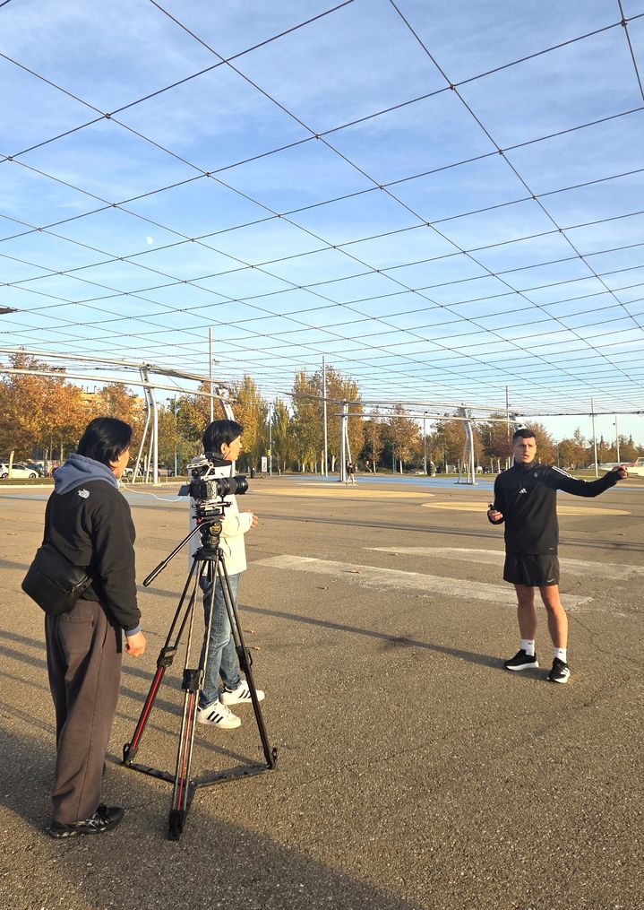 [여수=뉴시스] KBC광주방송 취재팀이 스페인 사라고사에서 세계박람회 사후 활용에 대해 취재하고 있다. (사진=광주방송 제공) 2025.12.18. photo@newsis.com *재판매 및 DB 금지