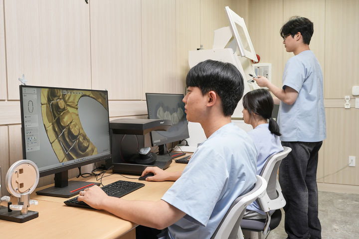 충북보건과학대 치기공학과 학생들이 치아 사진을 보며 실습하고 있다. *재판매 및 DB 금지