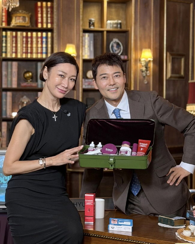 [서울=뉴시스] 변정수, 전현무. (사진=셀러브리티 제공) 2025.12.18. photo@newsis.com *재판매 및 DB 금지