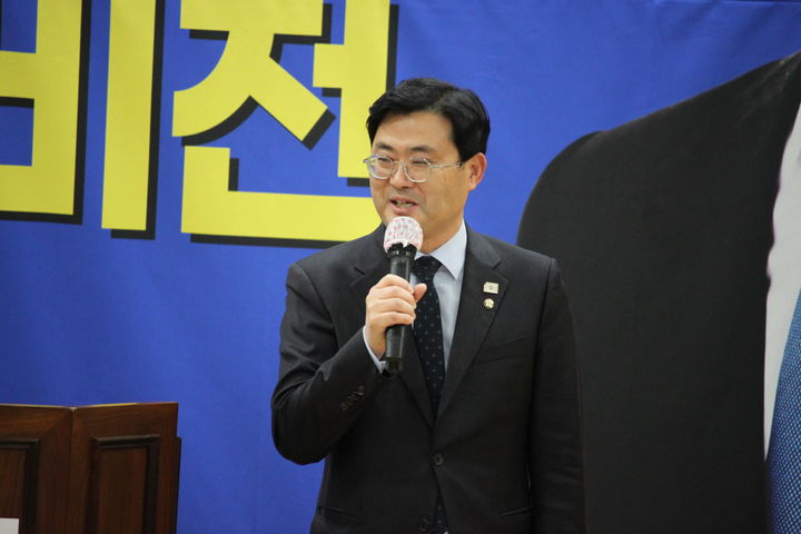 [천안=뉴시스] 최영민 기자=이정문 더불어민주당 충남도당위원장이 18일 충남 천안시 공주대학교 천안캠퍼스에서 열린 정청래 대표 특강 자리에서 인사말을 하고 있다. 2025.12.18 ymchoi@newsis.com *재판매 및 DB 금지