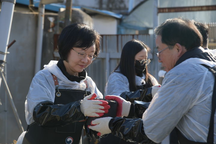 [서울=뉴시스] 18일 식품의약품안전처는 연말연시를 맞아 배달이 어려운 곳에 있는 기초생활보장 수급자, 차상위, 저소득 독거노인 가정에 연탄을 전달하는 '제3회 사랑의 연탄배달 자원봉사'를 실시했다고 밝혔다. (사진=식약처 제공) 2025.12.18. photo@newsis.com *재판매 및 DB 금지
