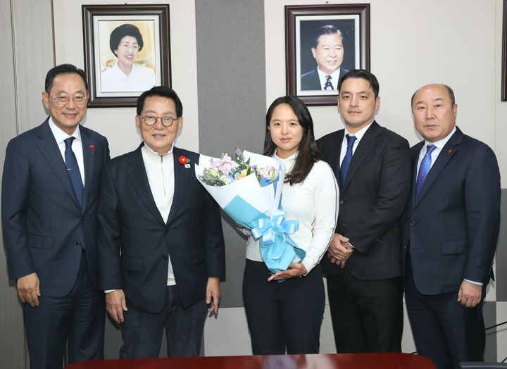 [해남=뉴시스]김세영 프로골프선수 성금 기탁. (사진=해남군 제공) 2025.12.18. photo@newsis.com *재판매 및 DB 금지
