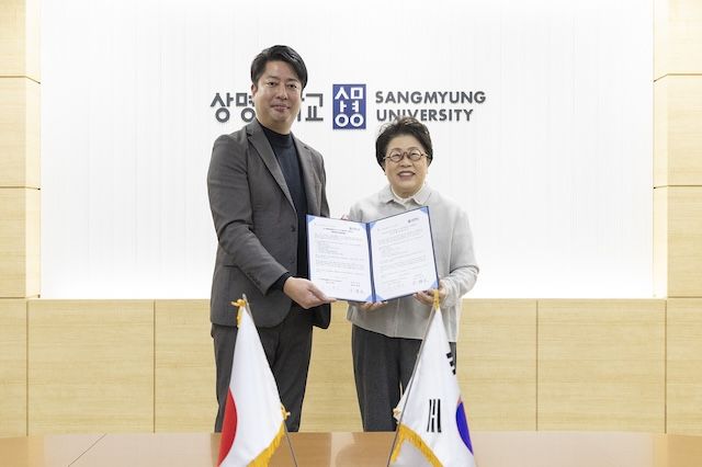 [서울=뉴시스] 오이카와 겐타 모리오카전문학교장(왼쪽)과 김종희 상명대 총장이 기념촬영을 하고 있다. (사진=상명대 제공) 2025.12.18. photo@newsis.com *재판매 및 DB 금지