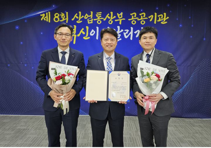 [태안=뉴시스] 한국서부발전이 18일 정부세종청사에서 열린 ‘제8회 산업통상부 공공기관 혁신이어달리기’ 행사에서 산업통상부장관표창을 받은 가운데 이인용(가운데) 서부발전 인공지능(AI)·디지털혁신처장과 심경석 디지털기획부장(왼쪽), 오찬수 디지털기획부 차장이 수상 기념 사진을 찍고 있다. (사진=한국서부발전 제공) 2025.12.18. photo@newsis.com *재판매 및 DB 금지