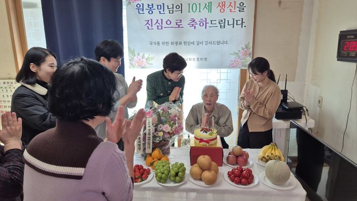 [수원=뉴시스]이향숙 경기남부보훈지청장 등이 18일 101세 참전용사 원봉민씨를 방문, 생일 축하를 하고 있다.(사진=경기남부보훈지청 제공)2025.12.18.photo@newsis.com *재판매 및 DB 금지