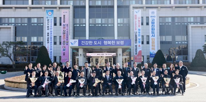 [보령=뉴시스] 보령시 역대 부시장 초청 시정간담회 기념촬영. (사진=보령시청 제공) 2025.12.18 .photo@newsis.com. *재판매 및 DB 금지