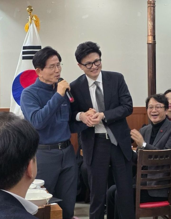 [서울=뉴시스] 김문수 전 고용노동부 장관과 한동훈 전 국민의힘 대표가 지난 17일 국민의힘 수도권 전·현직 당협위원장 모임인 '이오회'에 참석해 손을 잡고 있다. (사진 = 한동훈 인스타그램 캡처) 2025.12.17. *재판매 및 DB 금지