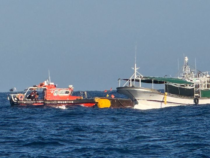 [울산=뉴시스] 박수지 기자 = 18일 오후 부산 기장군 장안읍 고리에서 동방 해상에서 어선 2척이 충돌해 해경이 사고를 수습하고 있다. (사진=울산해경 제공) 2025.12.18. photo@newsis.com *재판매 및 DB 금지
