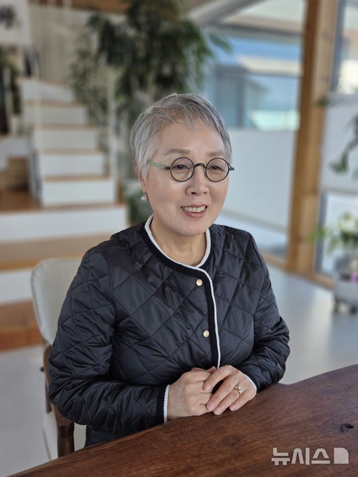 [제주=뉴시스] 김수환 기자 = 18일 조선희 작가가 '제13회 브런치북 출판 프로젝트'에서 대상을 수상한 소감을 전하고 있다. 2025.12.18. notedsh@newsis.com