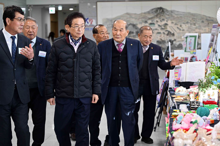 [안동=뉴시스] 18일 경북도청 동락관에서 열린 경로당 행복선생님 지원사업 성과보고회에서 이철우 경북지사가 어르신들과 행복선생님이 함께 만든 작품들을 둘러보고 있다. (사진=경북도 제공) 2025.12.18. photo@newsis.com *재판매 및 DB 금지