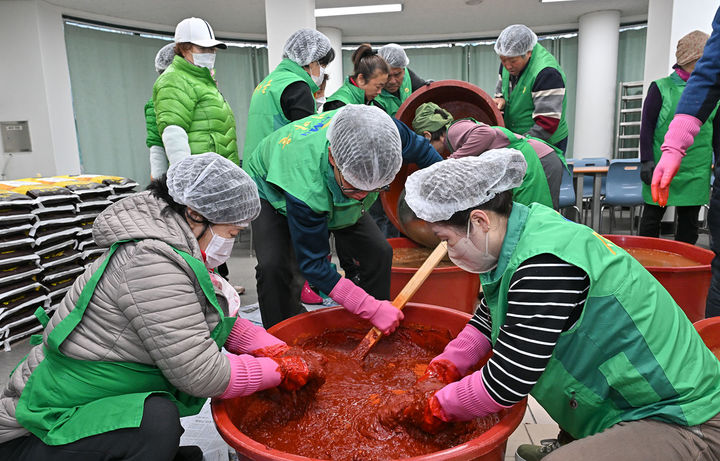 정선군새마을회는 18일 정선여성회관에서 '사랑의 고추장 담그기 나눔 행사'를 열고 있다.(사진=정선군 제공) *재판매 및 DB 금지