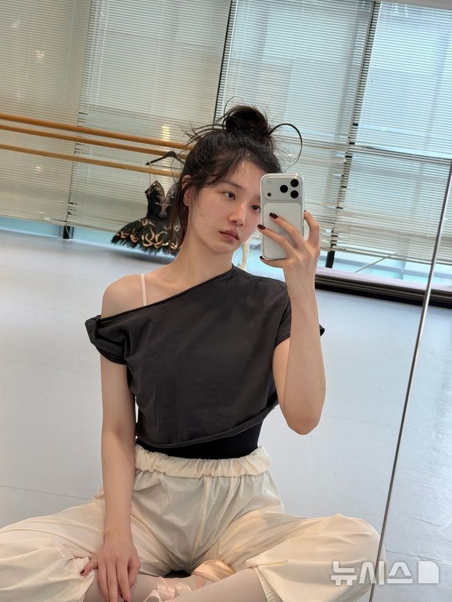 [서울=뉴시스] 배우 박규영이 발레 수업을 받는 근황을 공개했다. 2025.12.18. (사진 = 박규영 인스타그램 캡처) photo@newsis.com *재판매 및 DB 금지