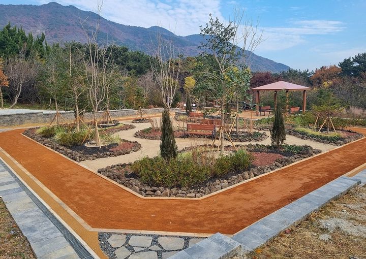 [부산=뉴시스] 부산 부산진구는 백양산 당감동 구청 양묘장 인근 유휴부지에 백양산 두번째 맨발숲길을 조성했다. (사진=부산진구 제공) 2025.12.18. photo@newsis.com *재판매 및 DB 금지