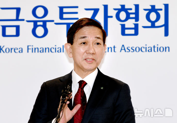 [서울=뉴시스]금융투자협회는 18일 오후 열린 임시총회에서 제7대 협회장 선거를 실시한 결과 황성엽 신영증권 대표가 당선됐다고 밝혔다. 당선 직후 황 당선자가 기자실을 찾아 당선 소감을 밝히고 있다. (사진=김진아 기자) 2025.12.18. photo@newsis.com 