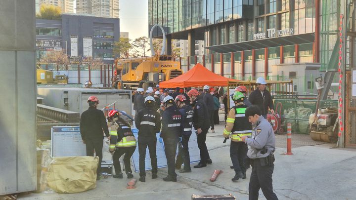 [서울=뉴시스] 전상우 수습 기자= 18일 오후 1시22분께 서울 여의도역 신안산선 공사 현장에서 철근이 낙하하면서 작업자들이 다치는 사고가 발생했다. 2025.12.18 *재판매 및 DB 금지