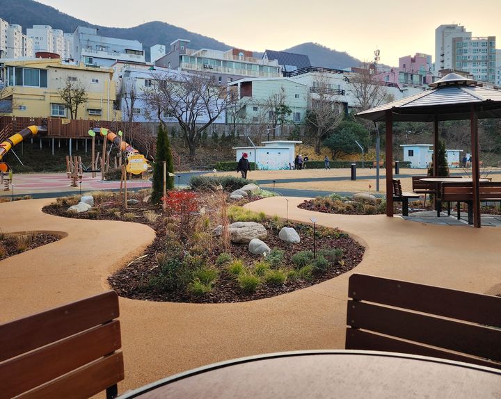 [부산=뉴시스] 부산 부산진구는 개금1배수지 체육공원의 유휴부지를 '일상 속 사계절 힐링 정원'으로 새롭게 조성했다. (사진=부산진구 제공) 2025.12.18. photo@newsis.com *재판매 및 DB 금지
