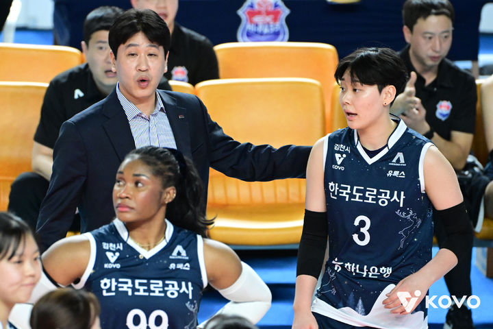 [서울=뉴시스] 여자배구 한국도로공사의 김종민 감독이 14일 김천실내체육관에서 열린 진에어 2025~2026 V-리그 여자부 IBK기업은행과의 경기에서 김다은에게 지시를 내리고 있다. (사진=KOVO 제공) 2025.12.14. *재판매 및 DB 금지