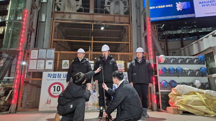 [서울=뉴시스] 전상우 수습 기자=18일 서울 여의도역 신안산선 공사 현장에서 50대 작업자 1명이 사망한 사고와 관련해 공사를 맡았던 포스코이앤씨의 송치영 사장이 현장을 직접 찾아 사과했다. 2025.12.18 *재판매 및 DB 금지