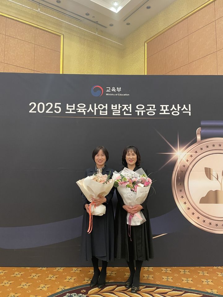 [거제=뉴시스] 신정철 기자= 경남 거제시 국공립어린이집이 18일 서울 스위스그랜드호텔에서 '2025년 보육사업 발전유공 정부 포상식'에서 국민포장과 국무총리 표창을 수상했다.사진은 국무총리 표창을 수상한 옥포하나어린이집 윤정미 원장의 포싱식 모습.(사진=거제시 제공).2025.12.18. photo@newsis.com *재판매 및 DB 금지