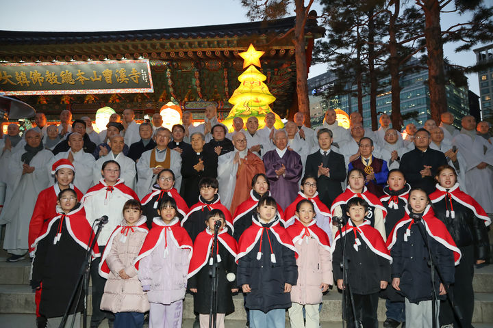 [서울=뉴시스] 18일 서울 종로구 조계사 앞에서 불 켜진 크리스마스 트리등 점등식에 참석한 7대 종단 지도자들 (사진=대한불교조계종 제공) 2025.12.18. photo@newsis.com *재판매 및 DB 금지
