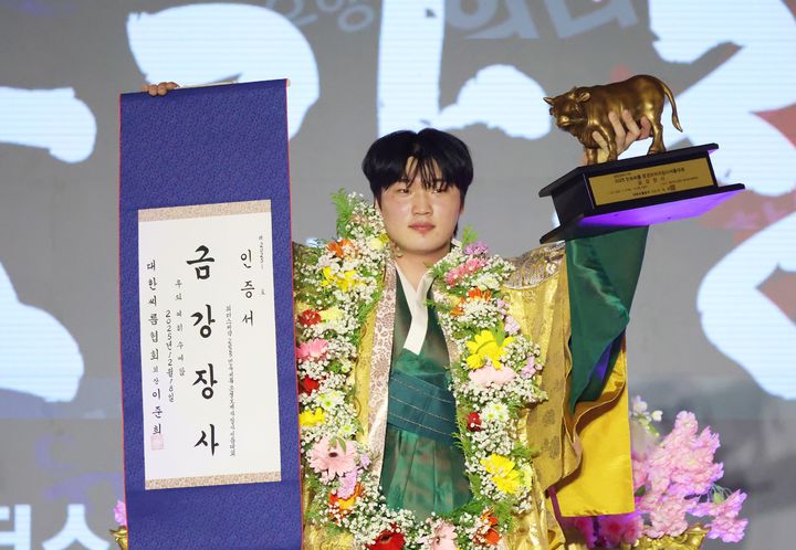 [서울=뉴시스] 문경시청 신현준, 위더스제약 2025 민속씨름 문경오미자장사씨름대회서 생애 첫 금강장사 등극. (사진=대한씨름협회 제공) *재판매 및 DB 금지