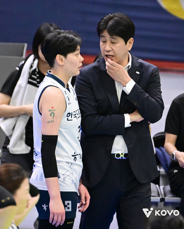 [서울=뉴시스] 여자 프로배구 한국도로공사 김종민 감독이 18일 수원체육관에서 열린 진에어 2025~2026 V-리그 여자부 현대건설과의 경기에서 김다은에게 지시를 내리고 있다. (사진=KOVO 제공) 2025.12.18. *재판매 및 DB 금지