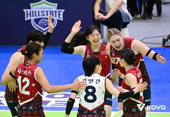 [서울=뉴시스] 여자 프로배구 현대건설 선수들이 18일 수원체육관에서 열린 진에어 2025~2026 V-리그 여자부 경기에서 한국도로공사를 상대로 득점을 올린 뒤 기뻐하고 있다. (사진=KOVO 제공) 2025.12.18. *재판매 및 DB 금지