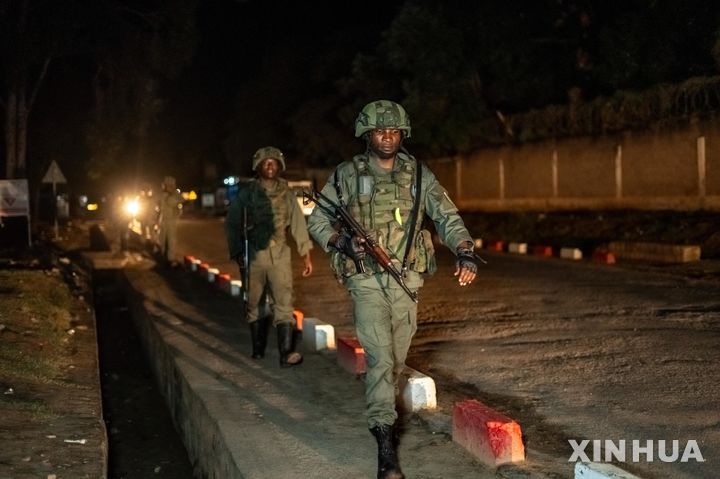 [우비라=신화/뉴시스] 콩고민주공화국(민주콩고)이 이번 주 미국에서 추방하는 최소 30명의 제3국 출신 불법 이민자들을 처음으로 수용할 예정이다. 사진은 지난해 12월 17일(현지 시간) 민주콩고 동부 우비라에서 M23 반군 조직원들이 이동하는 모습. 2026.04.15. 