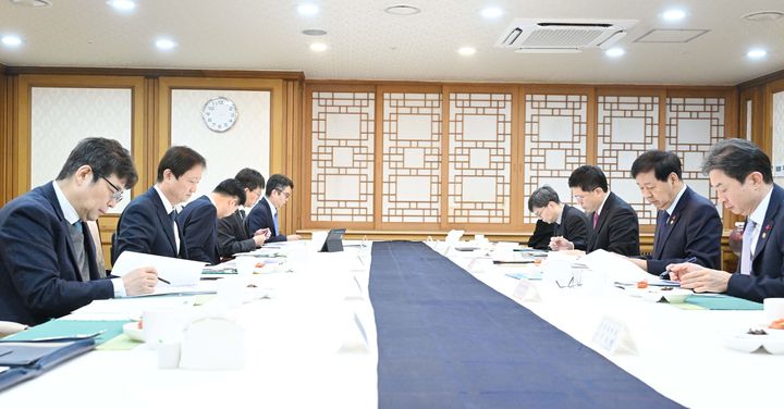 [서울=뉴시스] 구윤철 부총리 겸 기획재정부 장관이 18일 서울 종로구 정부서울청사에서 시장상황점검회의를 주재하고 있다. (사진=기획재정부 제공) 2025.12.18. photo@newsis.com *재판매 및 DB 금지