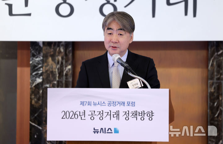 [서울=뉴시스] 김선웅 기자 = 염영남 뉴시스 대표이사 사장이 18일 서울 중구 롯데호텔 서울에서 열린 제7회 뉴시스 공정거래포럼에서 인사말을 하고 있다. 2025.12.18. mangusta@newsis.com