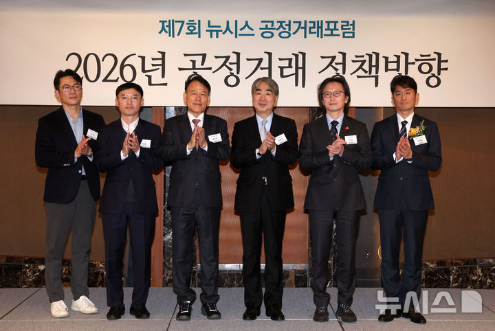 [서울=뉴시스] 김선웅 기자 = 염영남 뉴시스 대표이사 사장과 윤한홍 국회 정무위원장, 주병기 공정거래위원장 및 참석 내빈들이 18일 서울 중구 롯데호텔 서울에서 열린 제7회 뉴시스 공정거래포럼에서 기념사진을 촬영하고 있다.&nbsp; 왼쪽부터 SK수펙스추구협의회 도훈 담당, 김경환 LG 상무, 윤한홍 국회 정무위원장, 염영남 뉴시스 대표이사 사장, 주병기 공정거래위원장, 김재훈 GS건설 조달본부 부문장. 2025.12.18. mangusta@newsis.com