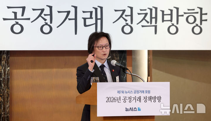 [서울=뉴시스] 김선웅 기자 = 주병기 공정거래위원장이 18일 서울 중구 롯데호텔 서울에서 열린 제7회 뉴시스 공정거래포럼에서 '2026년 공정거래 정책방향'을 주제로 강연을 하고 있다. 2025.12.18. mangusta@newsis.com