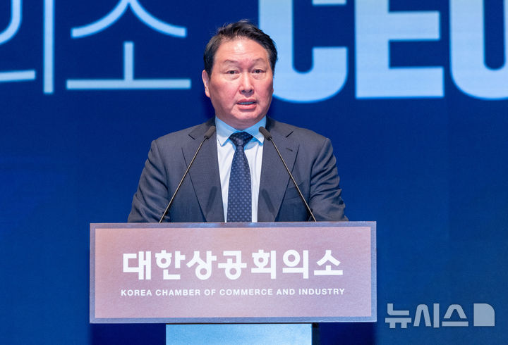 [서울=뉴시스] 황준선 기자 = 최태원 대한상공회의소 회장이 18일 오전 서울 중구 대한상공회의소에서 열린 부총리 겸 과학기술정보통신부 장관 초청 대한상공회의소 CEO 조찬 간담회에서 인사말을 하고 있다. 2025.12.18. hwang@newsis.com