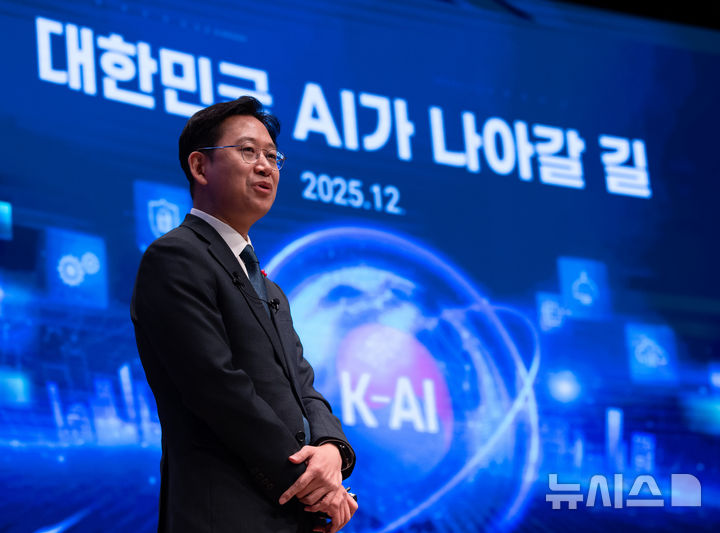 [서울=뉴시스] 황준선 기자 = 배경훈 부총리 겸 과학기술정보통신부 장관이 18일 오전 서울 중구 대한상공회의소에서 열린 부총리 겸 과학기술정보통신부 장관 초청 대한상공회의소 CEO 조찬 간담회에서 대한민국 AI가 나아갈 길을 주제로 강연하고 있다. 2025.12.18. hwang@newsis.com