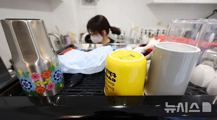 [서울=뉴시스] 조성우 기자 = 정부가 카페 등에서 일회용 컵 값을 따로 받는 '컵 따로 계산제'를 추진하겠다고 밝힌 가운데 18일 서울 시내의 한 카페에 텀블러 등이 놓여 있다. (사진은 기사와 직접 관련이 없습니다.) 2025.12.24. xconfind@newsis.com