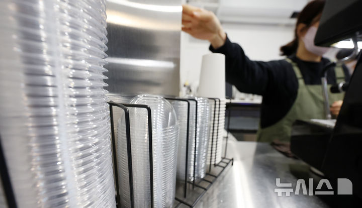 [서울=뉴시스] 조성우 기자 = 정부가 카페 등에서 일회용 컵 값을 따로 받는 '컵 따로 계산제'를 추진하겠다고 밝힌 가운데 18일 서울 시내의 한 카페에 플라스틱 컵 등 일회용 컵이 놓여 있다. 김성환 기후에너지환경부 장관은 전날(17일) 열린 대통령 업무보고에서 "소비자와 판매자가 모두 불편했던 일회용컵 보증제를 가칭 '컵 따로 계산제'로 개편하겠다"며 "컵 가격을 내재화하고 다회용 컵 인센티브와 연계해 플라스틱을 원천 감량하겠다"고 설명했다. 2025.12.18. xconfind@newsis.com