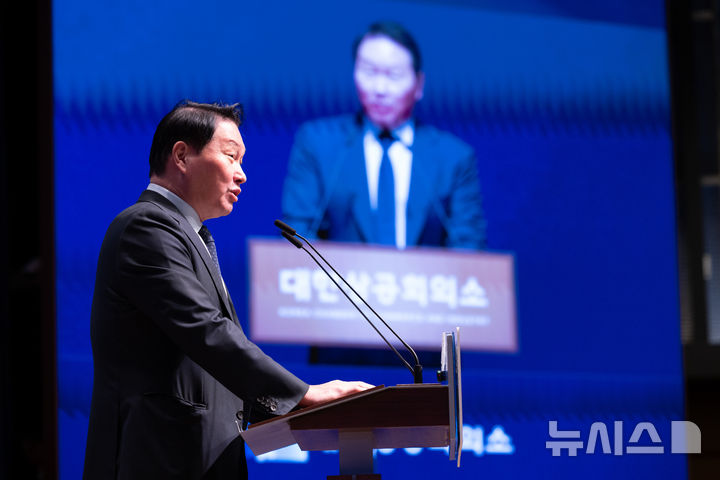 [서울=뉴시스] 황준선 기자 = 최태원 대한상공회의소 회장이 18일 오전 서울 중구 대한상공회의소에서 열린 부총리 겸 과학기술정보통신부 장관 초청 대한상공회의소 CEO 조찬 간담회에서 인사말을 하고 있다. 2025.12.18. hwang@newsis.com